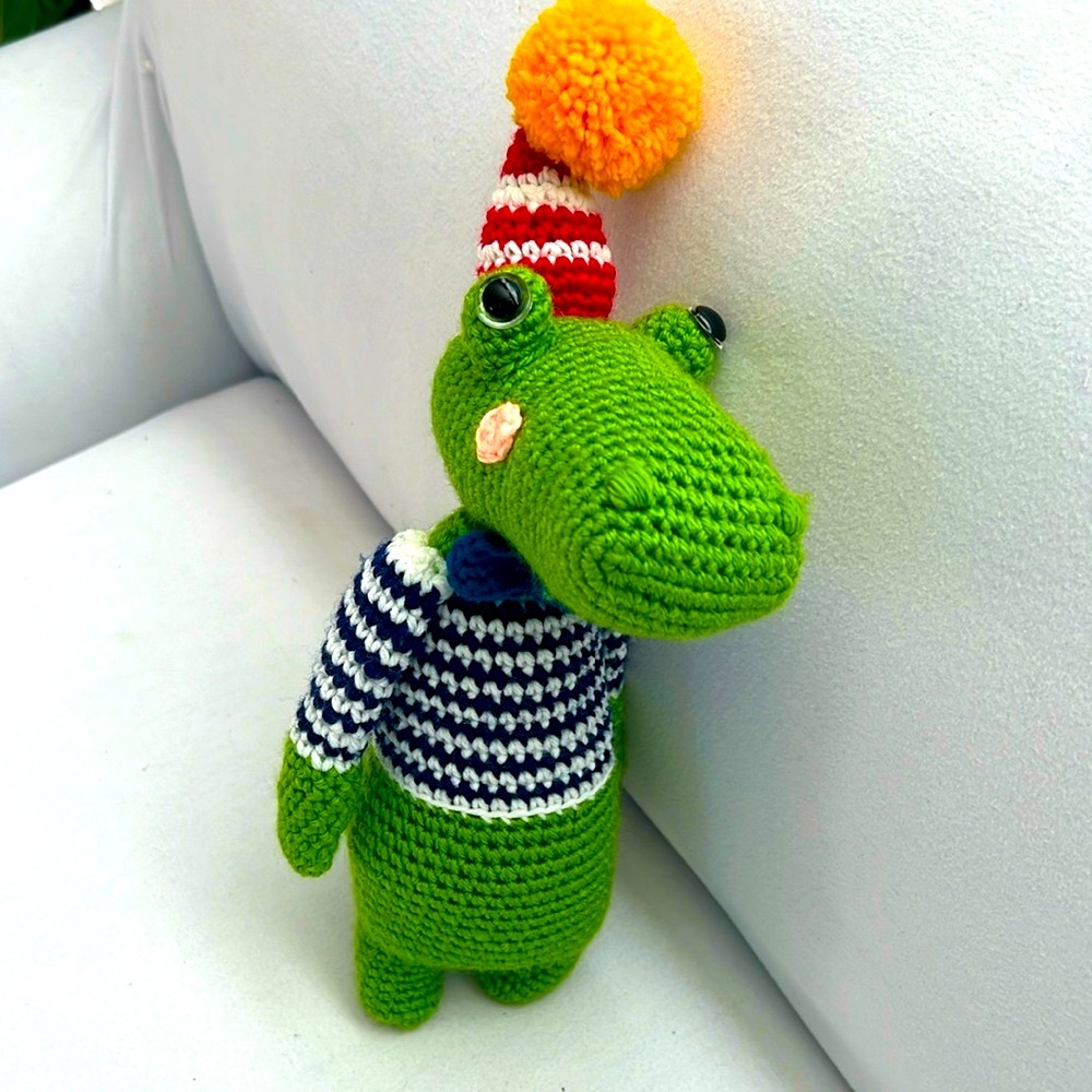 Handcrafted:  
 crochet Green Cayman from the book Pica Pau